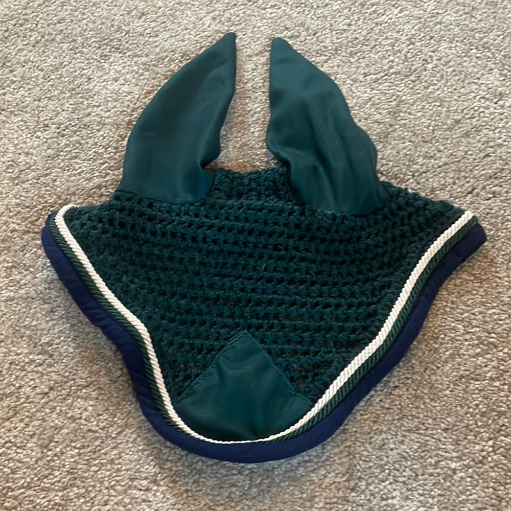 Lightly used bonnet. Hunter/white/navy.